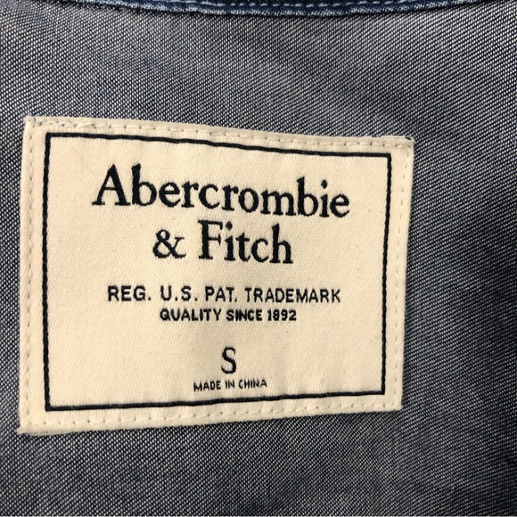 Abercrombie & Finch blue long sleeve button up collar top. Size Small. - Picture 9 of 9